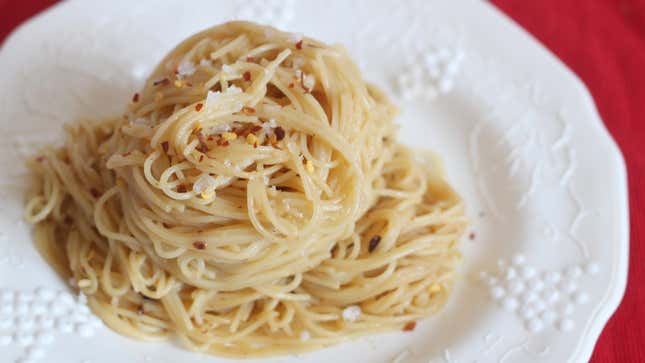 Image for article titled Use Roasted Garlic for This Three Ingredient Pasta Sauce