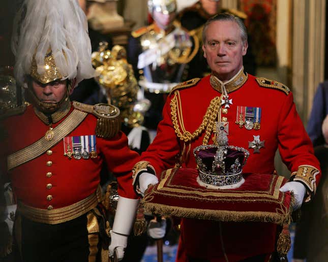 Imagen para el artículo titulado La reina Isabel II podría matar a Meghan Markle y salir indemne, y otras 25 rarezas de la loca monarquía británica