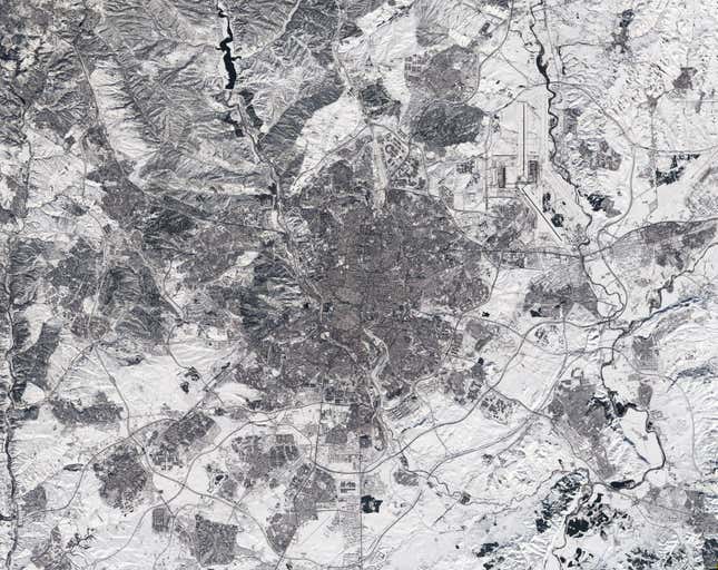 Imagen para el artículo titulado La Agencia Espacial Europea y Planet Labs publican fotos satelitales de Madrid cubierta de nieve
