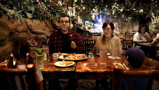 Image for article titled Struggling Rainforest Cafe Adds Thousands Of Animatronic Patrons To Restaurants