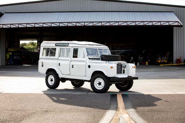Image for article titled Whoa: A Vintage Land Rover Restomod That's Not Laughably Garish