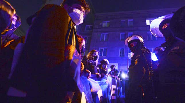 Image for article titled Poland Deploys Riot Police on Protesters Rallying Against Near-Total Abortion Ban