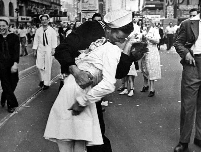 Image for article titled Death Of Sailor In Iconic VJ-Day Photo Reminds Americans Of Halcyon Days When Wars Still Ended