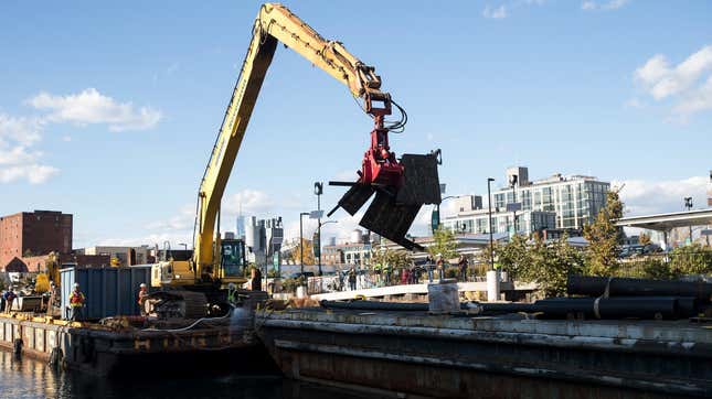 Image for article titled Dredging Barge Full Of Sludge Sinks Into The Incredibly Toxic Gowanus Canal