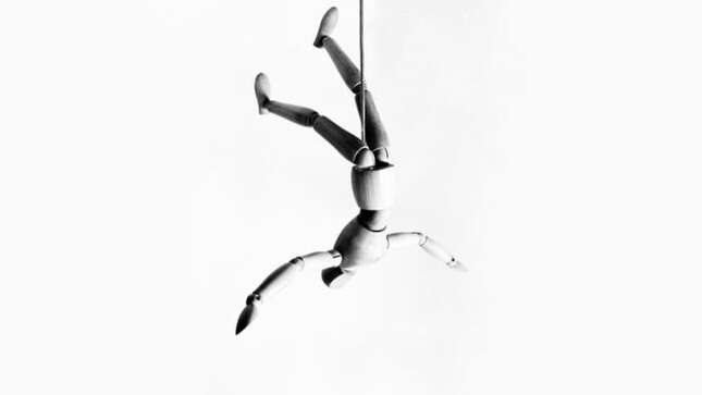 La increíble historia de la mujer que necesitaba estar boca abajo para mantenerse con vida