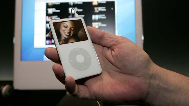 Imagen para el artículo titulado Apple ayudó al gobierno de Estados Unidos a crear un iPod espía, probablemente con un contador Geiger incorporado