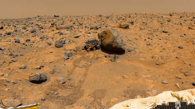 Imagen para el artículo titulado ¿Puedes ver al rover Perseverance en esta imagen que capturó el helicóptero Ingenuity durante su último vuelo?