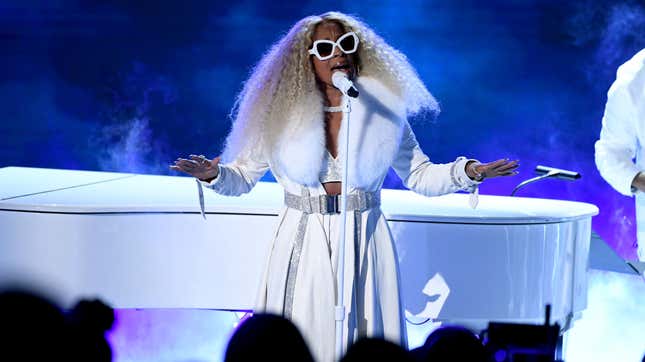 Image for article titled Mary J. Blige Fully Embraced Her Queendom at the BET Awards