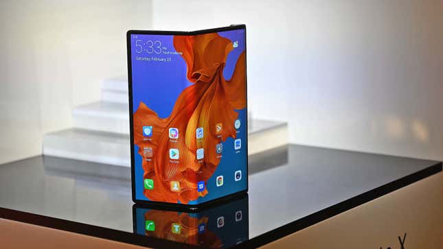 Imagen para el artículo titulado El Huawei Mate X dobla su pantalla de una forma diferente (y mejor) que la del Samsung Galaxy Fold