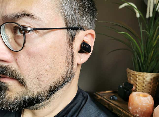 Pese a su tamaño, apenas sobresalen de la oreja y encajan perfectamente.