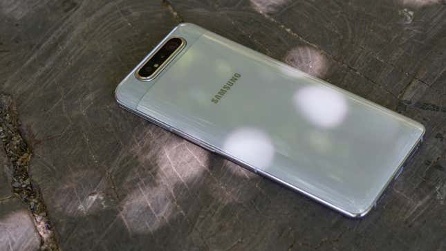 Imagen para el artículo titulado Ni siquiera la cámara giratoria puede justificar el precio del Galaxy A80