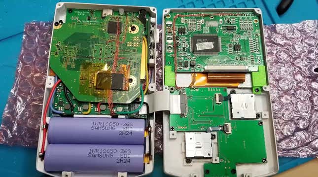Image for article titled Modder Turns Nintendo Wii Into A Slick-Looking Handheld