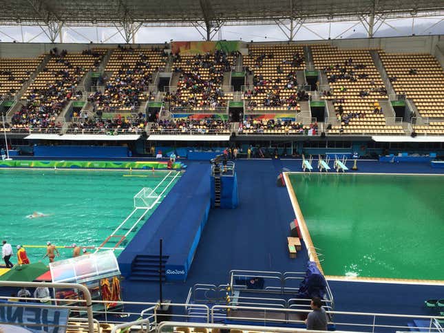 Imagen para el artículo titulado ¿Cuánto pis hace falta para teñir una piscina olímpica de verde?