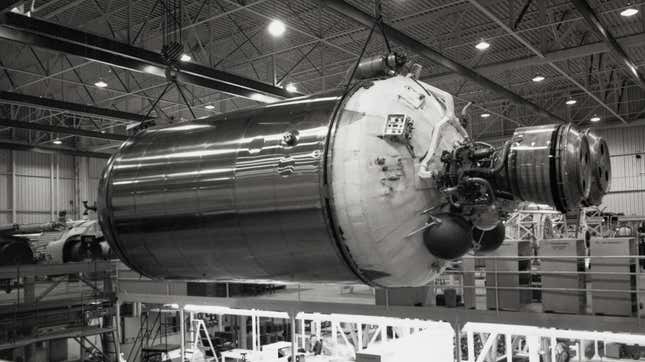Un cohete Centaur de segunda etapa durante el montaje en 1962.