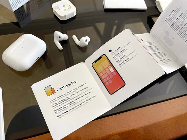 Imagen para el artículo titulado Me estafaron con una falsificación tan buena de los AirPods Pro que me los quedé