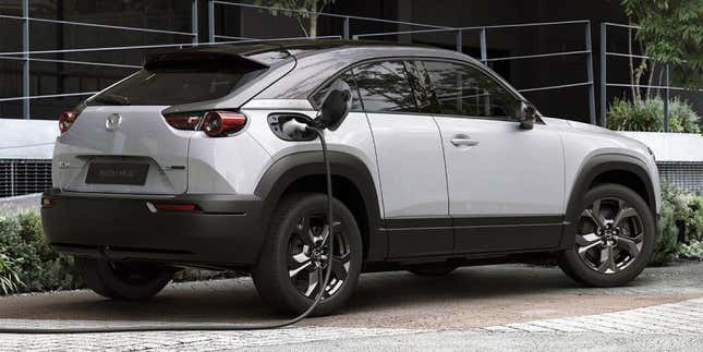 Imagen para el artículo titulado Mazda revela que hizo su primer auto eléctrico, el MX-30, más lento “para que se sintiera como un auto de gasolina”