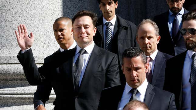 Elon Musk saliendo de los tribunales tras violar un acuerdo con la Comisión de Bolsa y Valores de Estados Unidos.