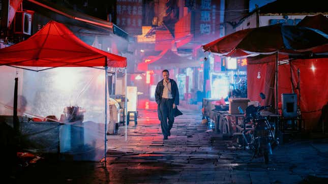 Image for article titled An hour-long 3D shot is just one beguiling attraction of the movie-drunk Long Day&#39;s Journey Into Night
