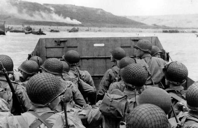 Imagen para el artículo titulado Un hombre descubre las cintas de audio originales del desembarco de Normandía en el sótano de su casa