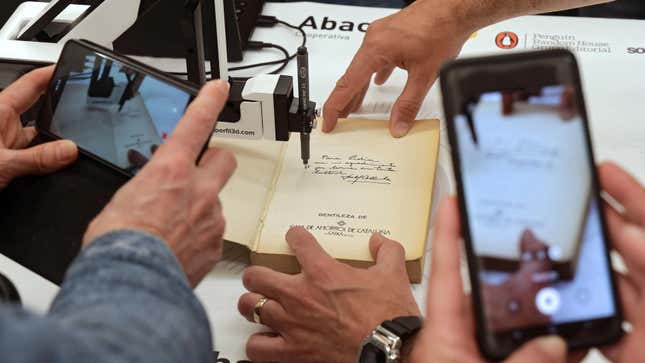 Imagen para el artículo titulado Isabel Allende firma autógrafos en España desde su casa de California con un brazo robot
