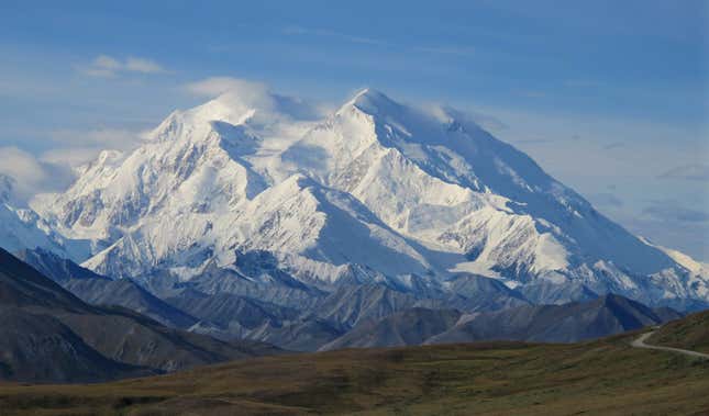 Imagen para el artículo titulado Los escaladores en Alaska se enfrentan a un nuevo peligro: excrementos humanos emergiendo de los glaciares