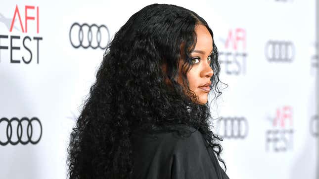 Image for article titled The Fenty Effect May Soon Go to Our Heads: Rihanna Has Reportedly Filed a Trademark for &#39;Fenty Hair&#39;