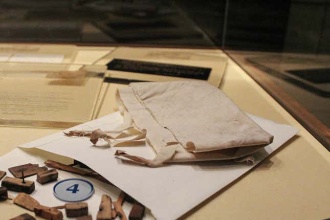 Trozo de tela proveniente del ala del avión de los hermanos Wright