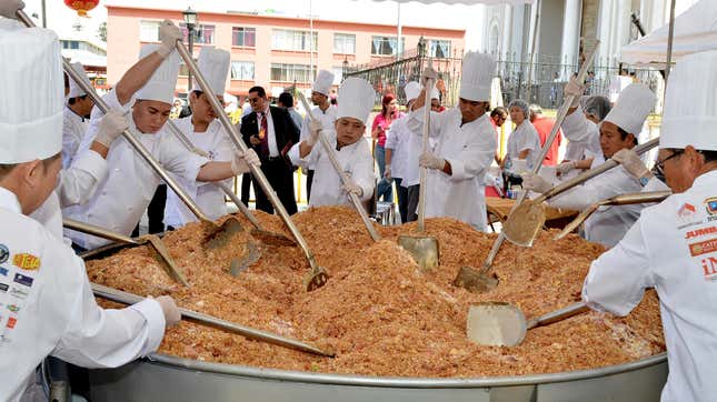 Chefs gather around a giant wok to cook the world´s largest fried rice