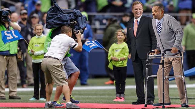 Image for article titled NFL Pregame Ceremony Honors Retired 52-Year-Old Cornerback As Oldest Living Former Player