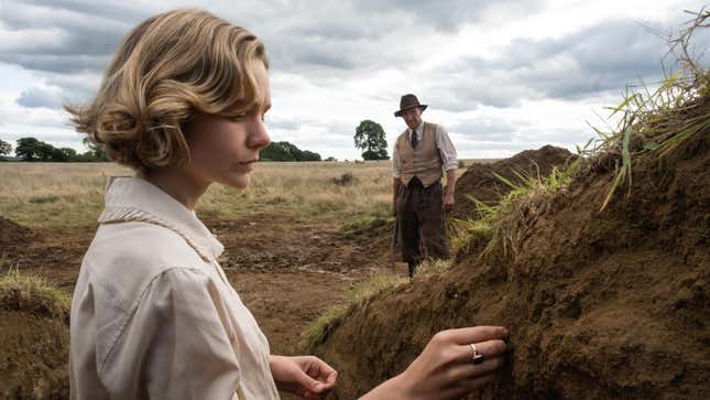 Image for article titled Carey Mulligan and Ralph Fiennes delve for meaning in the sallow period drama The Dig