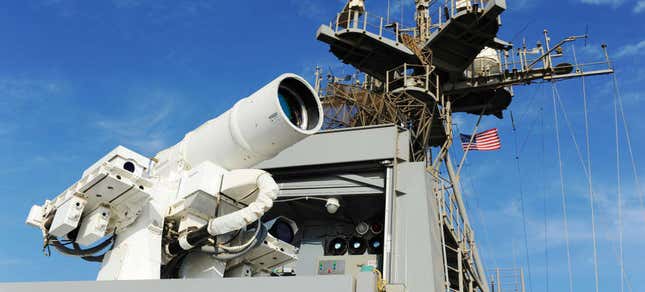 Un cañón laser a bordo del USS Ponce.