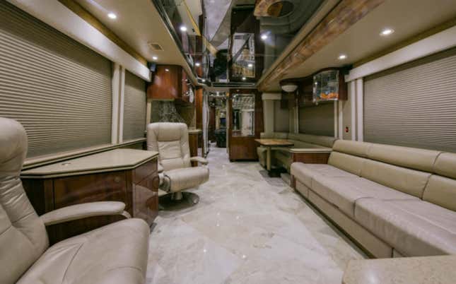Imagen para el artículo titulado Esta monstruosa caravana de 500.000 dólares tiene dos baños y un dormitorio en el sótano