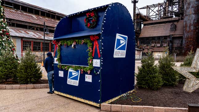 Image for article titled Send Your Holiday Packages Early This Year