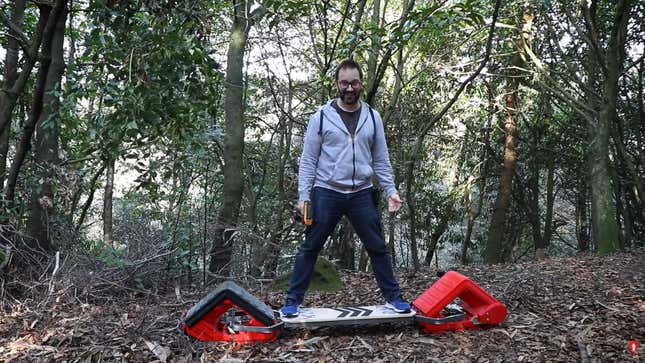 Imagen para el artículo titulado Fabrica su propio skateboard eléctrico todoterreno con ruedas de tanque y sale a probarlo al bosque