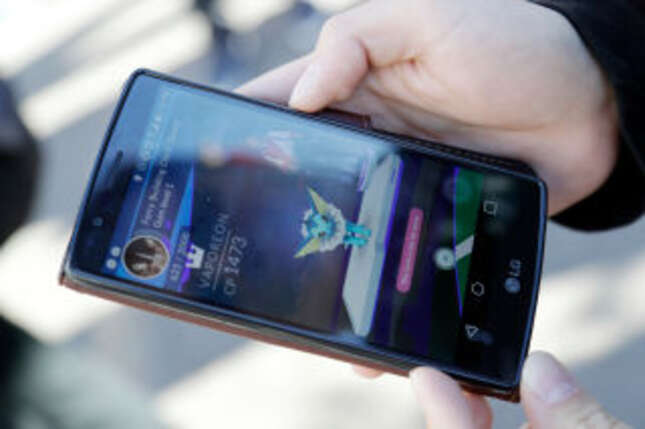 En Canadá ordenaron a soldados a jugar <i>Pokémon Go</i> porque los fans no paraban de invadir bases militares