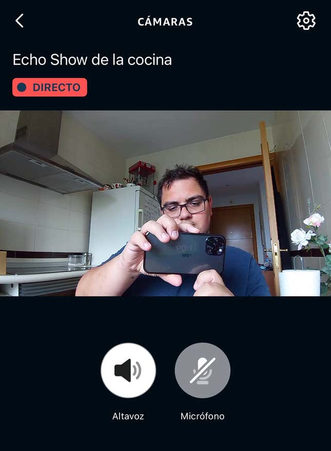 Imagen para el artículo titulado Probamos el Echo Show 10 de Amazon: ahora Alexa te persigue por la cocina con su enorme pantalla
