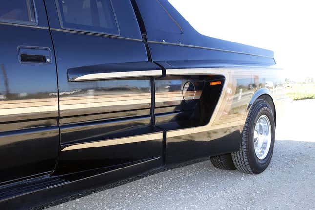 Image for article titled At $19,995, Is This 1990 GMC Sierra C3500 Dually A Custom-Bodied Collectable?