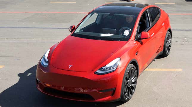 Imagen para el artículo titulado Tesla retira de su web el Model Y más barato: finalmente no se venderá