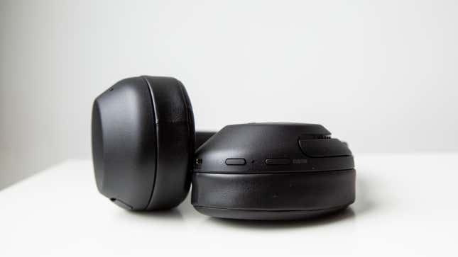 Imagen para el artículo titulado Los auriculares con cancelación de ruido más baratos de Sony están hechos para triunfar