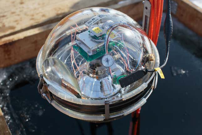 Imagen para el artículo titulado Científicos rusos arrojan un telescopio al lago más profundo de la Tierra