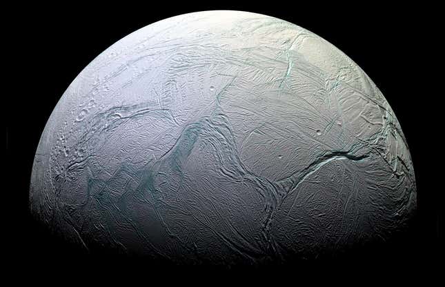 Una vista compuesta de la superficie de Encélado, tomada por la sonda Cassini