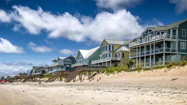 Image for article titled Before Buying a Beach House, Ask Yourself These Questions