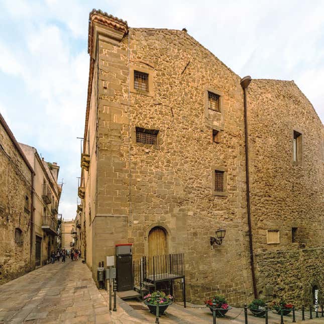 Imagen para el artículo titulado Este pueblo italiano ofrece casas a un euro con vistas al Vesubio (y dinero para restaurarlas)