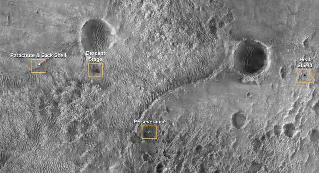 Imagen del Mars Reconnaissance Orbiter (MRO) mostrando la localización del Perseverance, el escudo de calor, el paracaídas y el módulo de descenso.