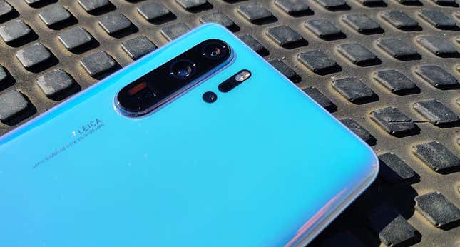 Imagen para el artículo titulado Hemos puesto a un inútil a sacar fotos con el Huawei P30 Pro, el OnePlus 7 Pro y el Pixel 3a. Este es el resultado