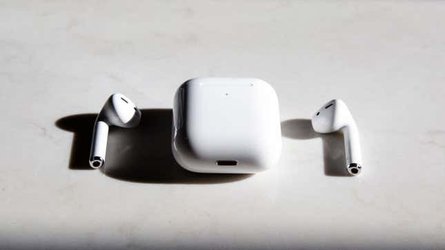 La única otra diferencia en el estuche inalámbrico es que la luz de la batería ha cambiado de sitio para que puedas ver cuándo se están cargando si están sobre una base de carga inalámbrica.
Foto: Adam Clark Estes (Gizmodo)