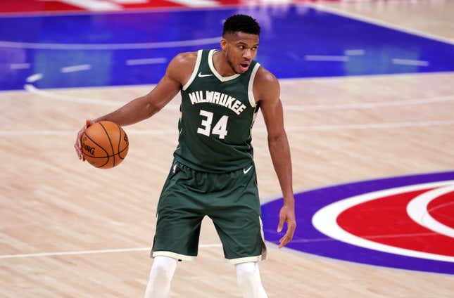 Image for article titled Daily Fantasy: Richaun Holmes has been reliable … even if he can’t stop fouling
