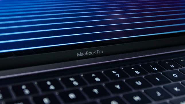 Imagen para el artículo titulado Hay nuevos MacBook Pro a la venta (y Apple dice que vienen con teclado mejorado)