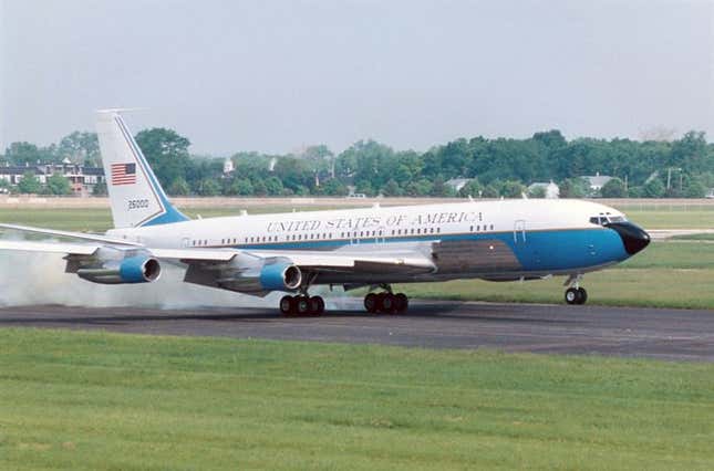 VC-137C SAM 26000 wearing the Loewy-livery.