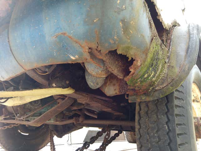 Image for article titled Animal Feces, Doors Falling Off, Huge Rust Holes: Here's Everything Wrong With David Tracy's $1500 Jeep FC